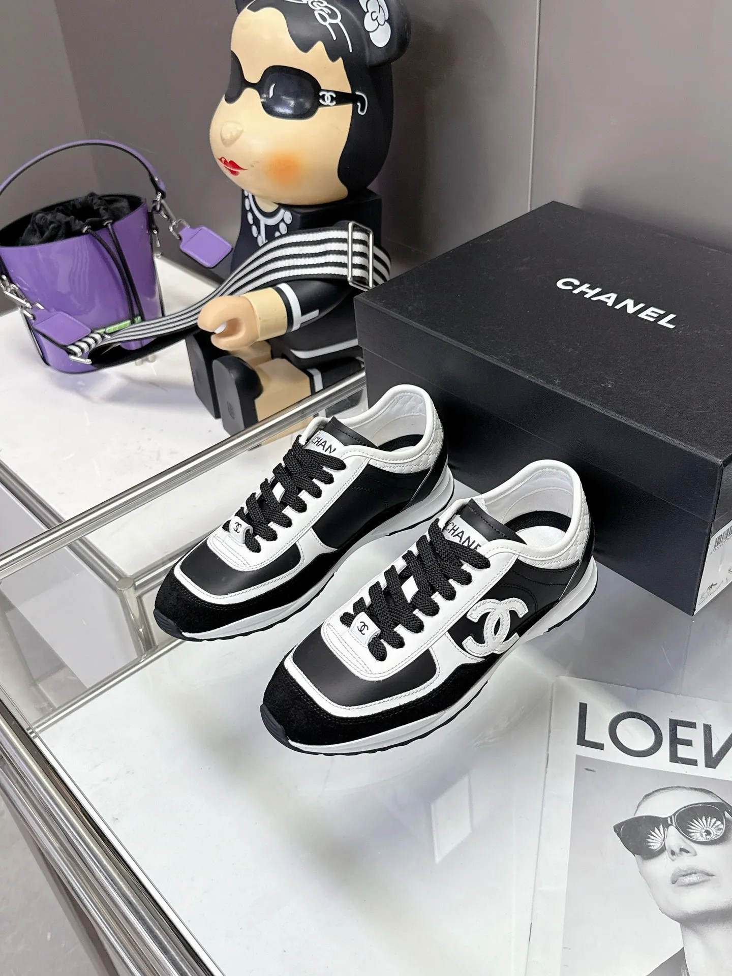 👟👟Ex-factory price 500👟👟 (size 35-40) Chanel 25p panda sneakers! It’s really out of the spotlight recently, and there’s a reason why it’s so popular! The upper is made of first-layer calfskin, with a sheepskin lining, which is breathable and comfortable. It has a full whitening effect and can easily show off your slender legs when paired with any style of clothes. Whoever wears it will look better~ The comfort level is simply amazing. Beauty and comfort coexist, and they are extremely versatile. Wearing it can easily walk ten or twenty thousand steps without any pressure, and it feels light and breathable. The classic black and white color scheme is really the best for spring and summer wear! No matter what kind of clothes you wear in daily life, you can never go wrong. You can mix and match them beautifully and look very delicate and stylish. People with wide feet don’t have to worry about making their feet look fat. Wearing it will make your feet look better. I really love this pair of shoes. Come and get a pair to make your steps more comfortable and fashionable!